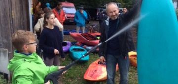 Elzwelle - Jugend und Eltern beim Reinigen der Boote